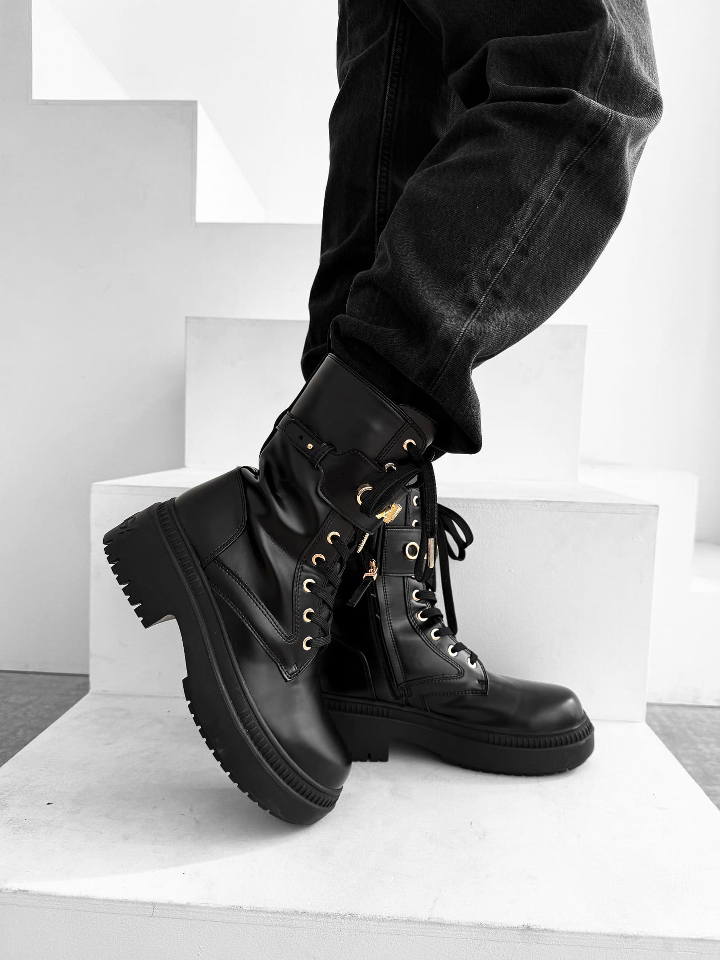 Olavoga Buty damskie Workery dice czarne logo złote dodatki 38