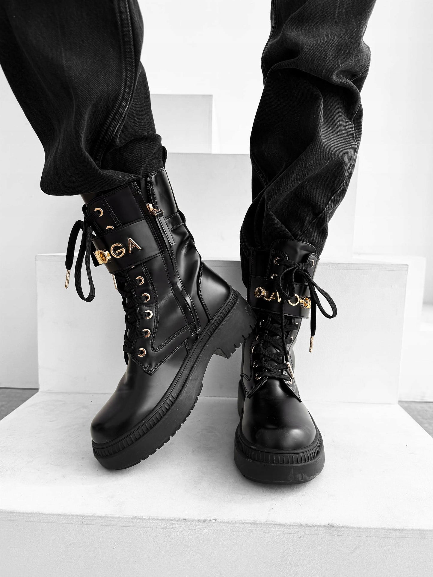 Olavoga Buty damskie Workery dice czarne logo złote dodatki 38