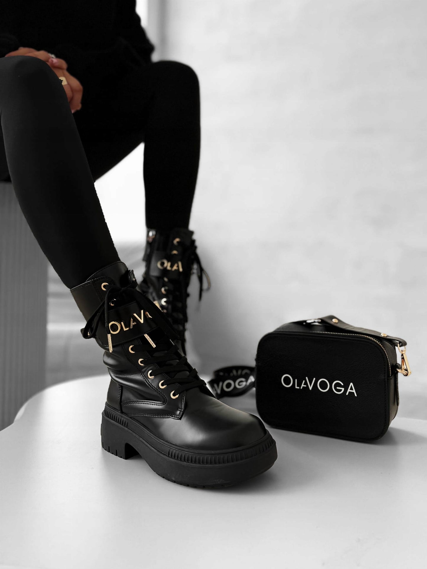 Olavoga Buty damskie Workery dice czarne logo złote dodatki 38
