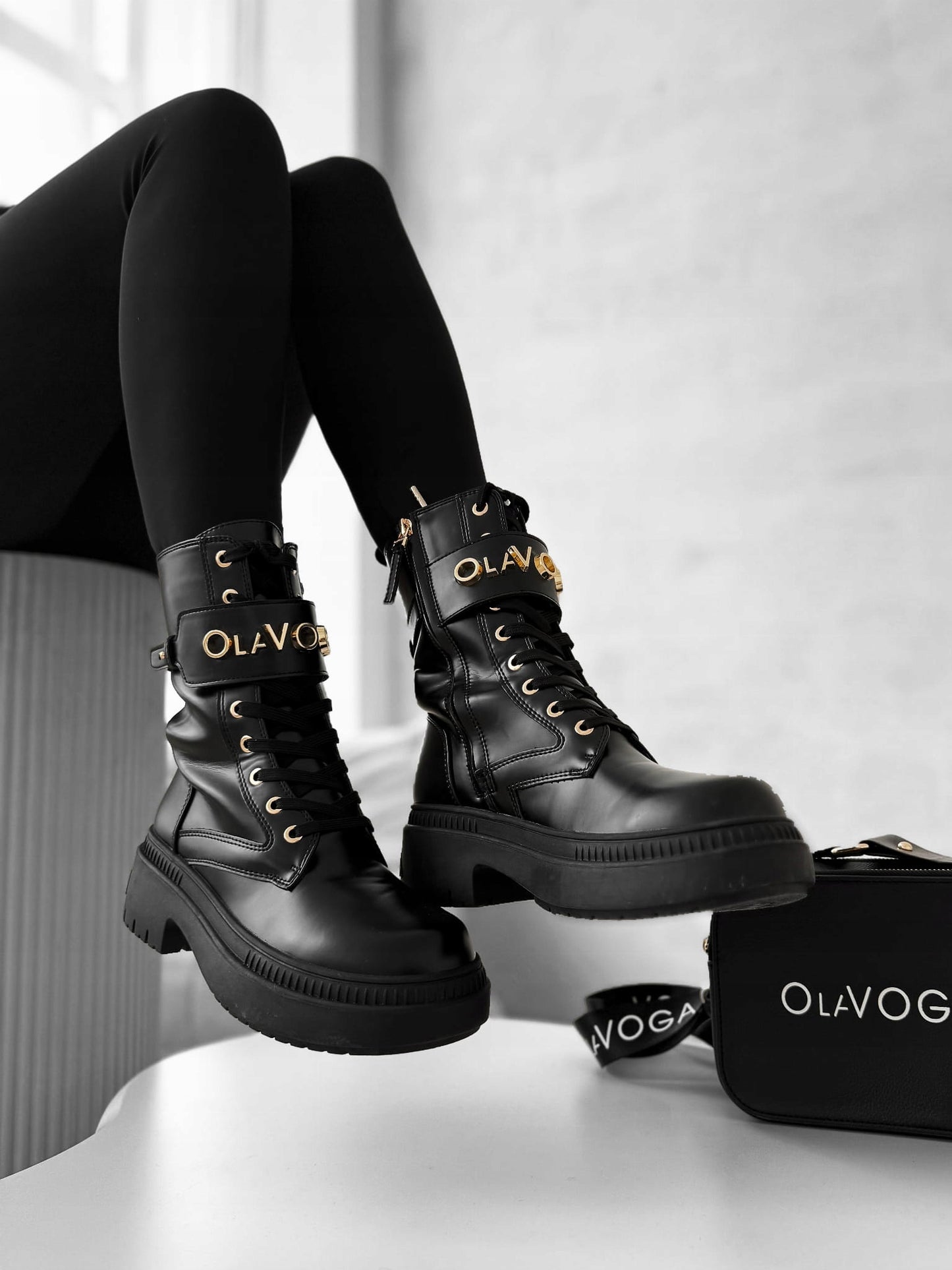 Olavoga Buty damskie Workery dice czarne logo złote dodatki 38