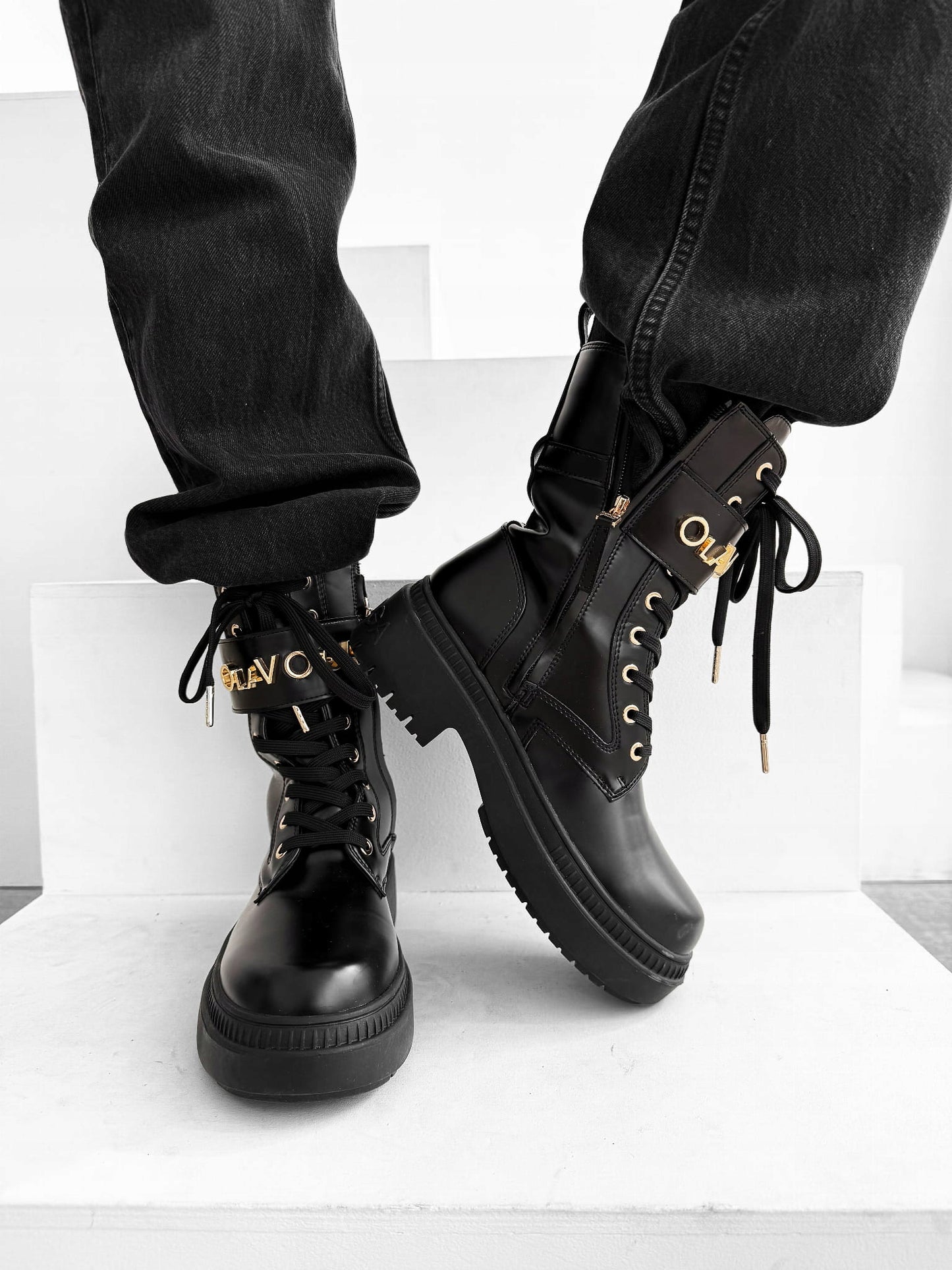 Olavoga Buty damskie Workery dice czarne logo złote dodatki 38